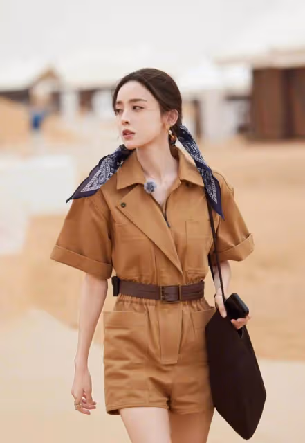 娜扎沙漠回眸又甜又酷,穿工裝褲雙腿修長比例超好