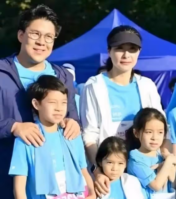 郭晶晶霍啟剛巴黎奧運會開幕式合體,霍啟剛摟著老婆好恩愛