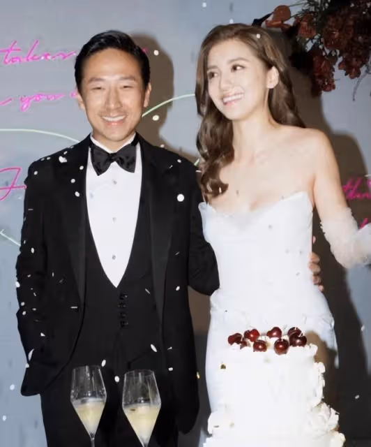 吳千語施伯雄婚禮伴手禮:巧克力和永生花,綠色禮盒有英文名縮寫