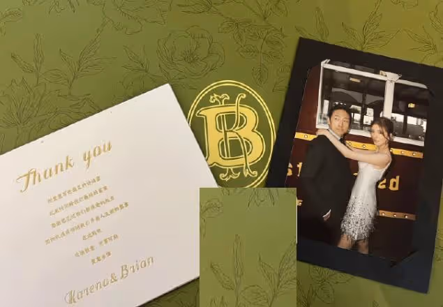 吳千語施伯雄婚禮伴手禮:巧克力和永生花,綠色禮盒有英文名縮寫