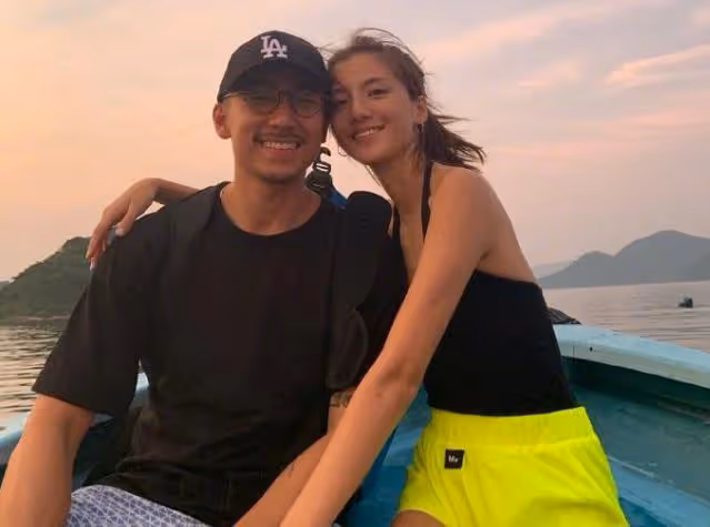 吳千語施伯雄婚禮伴手禮:巧克力和永生花,綠色禮盒有英文名縮寫