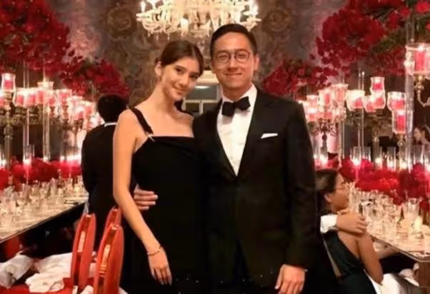 吳千語施伯雄婚禮伴手禮:巧克力和永生花,綠色禮盒有英文名縮寫