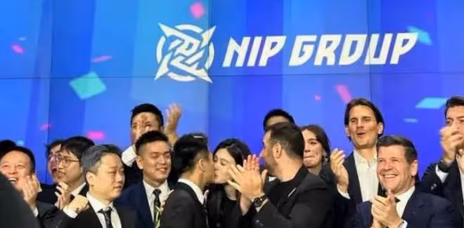 奚夢瑤陪何猷君敲鐘,夫妻在現場親吻,四太全家一起現場慶祝