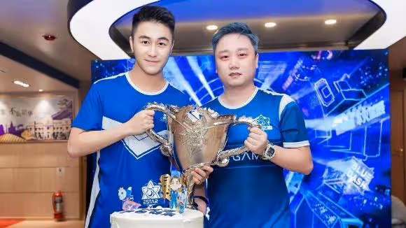 奚夢瑤陪何猷君敲鐘,夫妻在現場親吻,四太全家一起現場慶祝