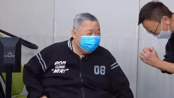 76歲TVB老戲骨成功減30磅想再拍劇，有位心善花旦幫助安排按摩助消腫