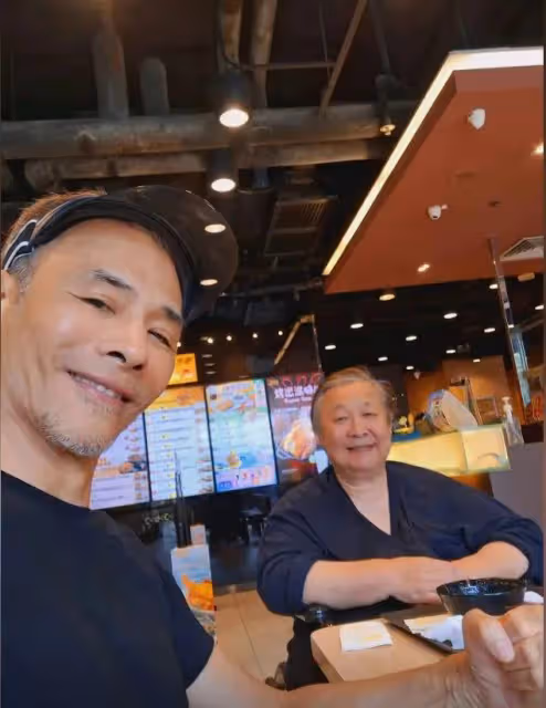 76歲TVB老戲骨成功減30磅想再拍劇，有位心善花旦幫助安排按摩助消腫