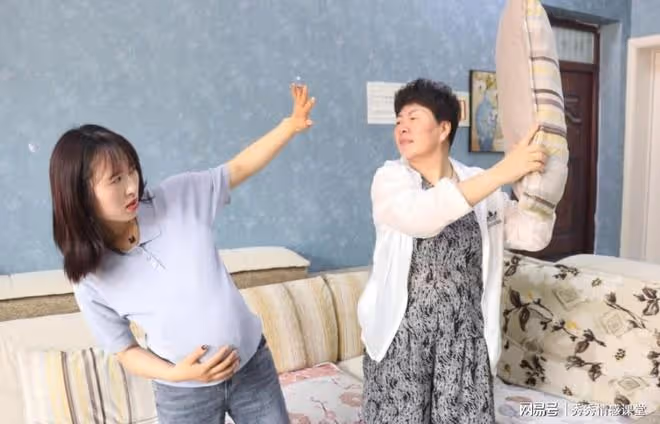 我坐月子，婆婆對我處處刁難，兒子周歲宴上的視頻，卻替我報了仇