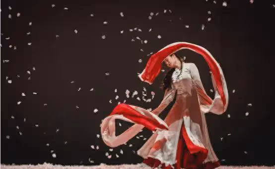 事實證明,離開趙本山16年的「王小蒙」,早已走向了另一條大道