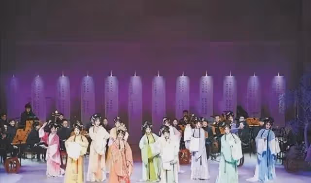 事實證明,離開趙本山16年的「王小蒙」,早已走向了另一條大道