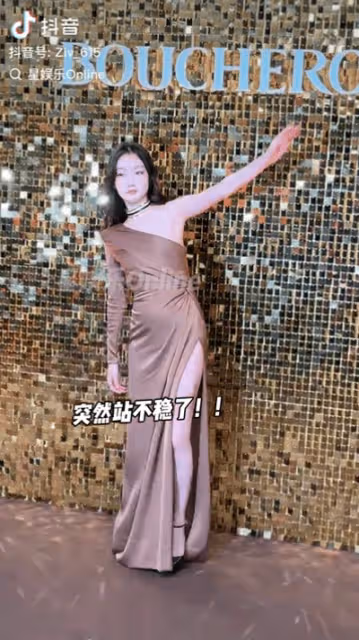 要摔倒了還不忘記露大腿,周冬雨果然超敬業啊