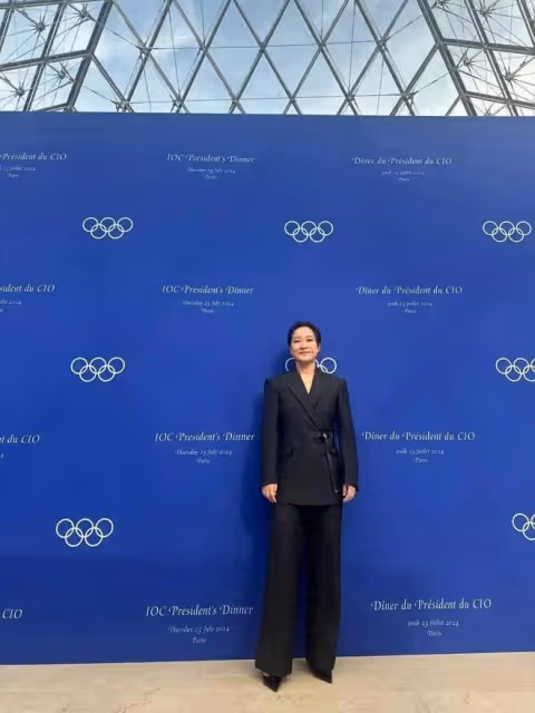 絕了!賈玲亮相巴黎奧委會主席晚宴,還是熟悉的笑容,又美又颯