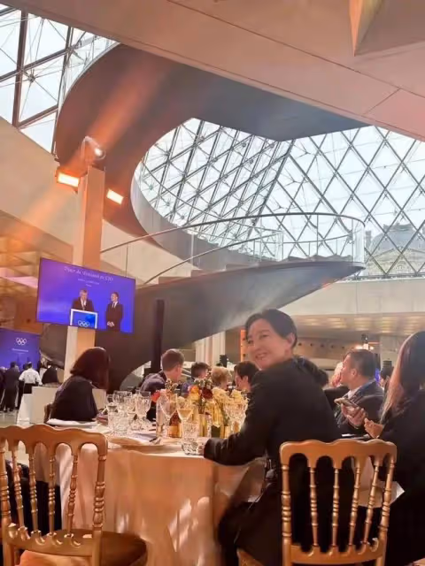 絕了!賈玲亮相巴黎奧委會主席晚宴,還是熟悉的笑容,又美又颯