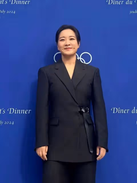 絕了!賈玲亮相巴黎奧委會主席晚宴,還是熟悉的笑容,又美又颯