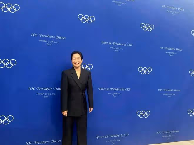 絕了!賈玲亮相巴黎奧委會主席晚宴,還是熟悉的笑容,又美又颯