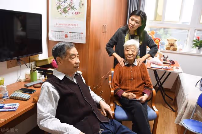 我44歲才發現:家裡老人有無退休金,會間接影響三代人的生活走向