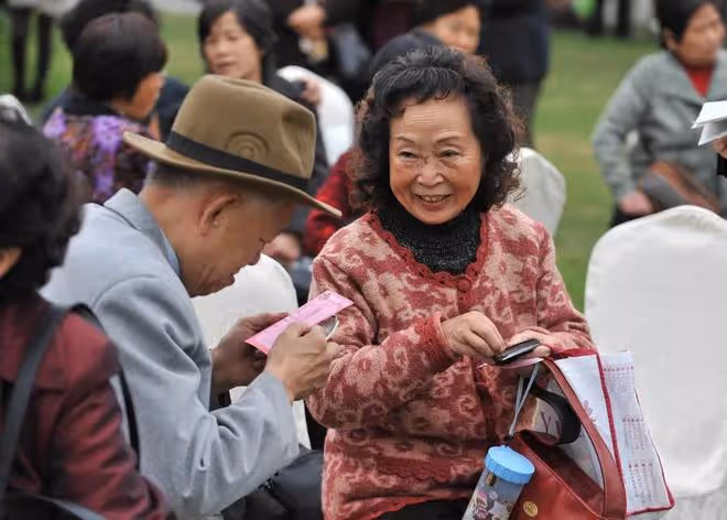 我44歲才發現:家裡老人有無退休金,會間接影響三代人的生活走向