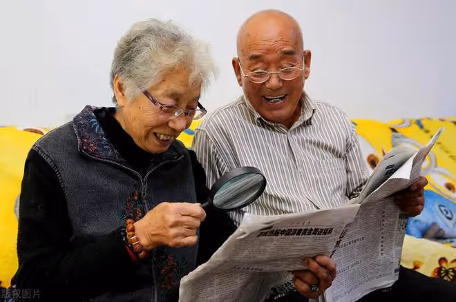 我44歲才發現:家裡老人有無退休金,會間接影響三代人的生活走向