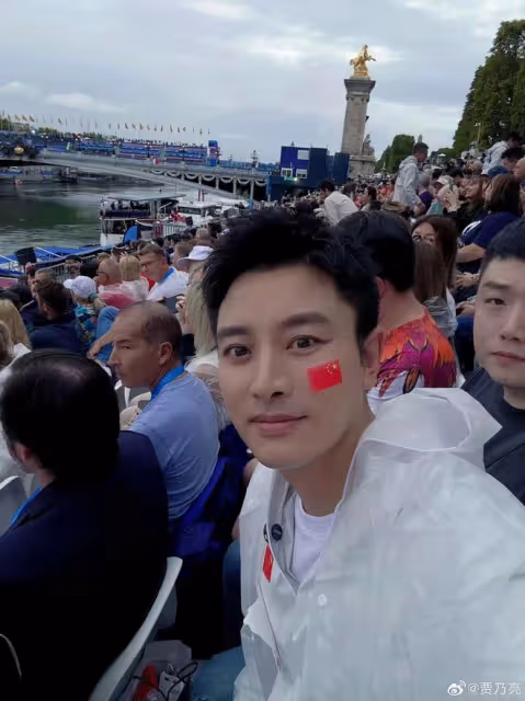 賈乃亮奧運會開幕式助威被淋透！董宇輝現身巴黎國外粉絲激動萬分