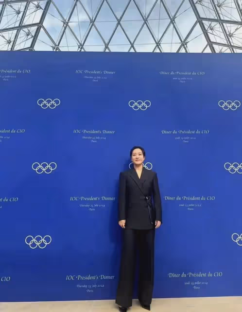 賈玲亮相巴黎奧運開幕式，寄語奧運健兒，足球名宿德羅巴為她撐傘