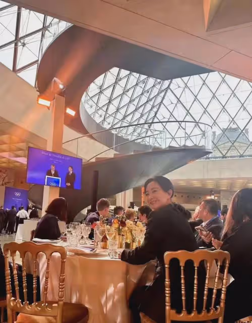 賈玲亮相巴黎奧運開幕式，寄語奧運健兒，足球名宿德羅巴為她撐傘