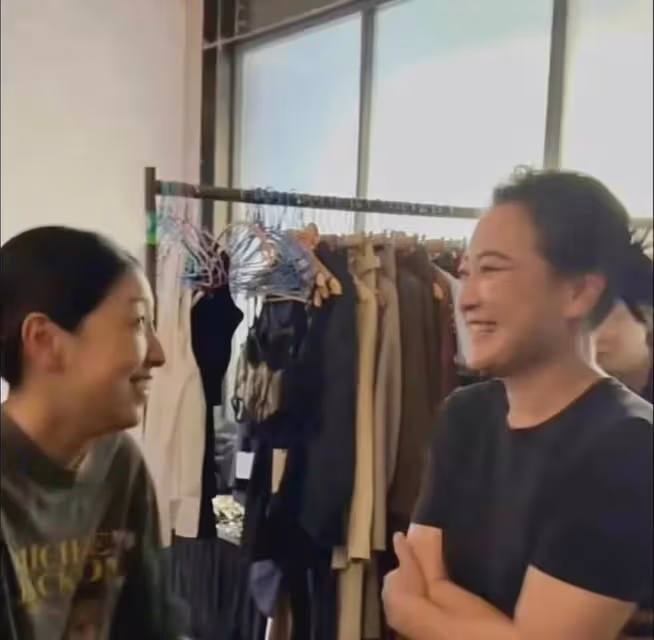 賈玲亮相巴黎奧運開幕式，寄語奧運健兒，足球名宿德羅巴為她撐傘