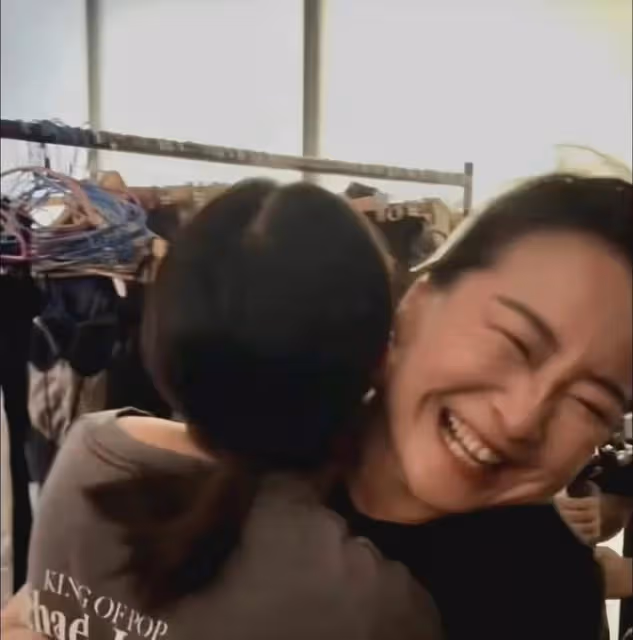 賈玲亮相巴黎奧運開幕式，寄語奧運健兒，足球名宿德羅巴為她撐傘