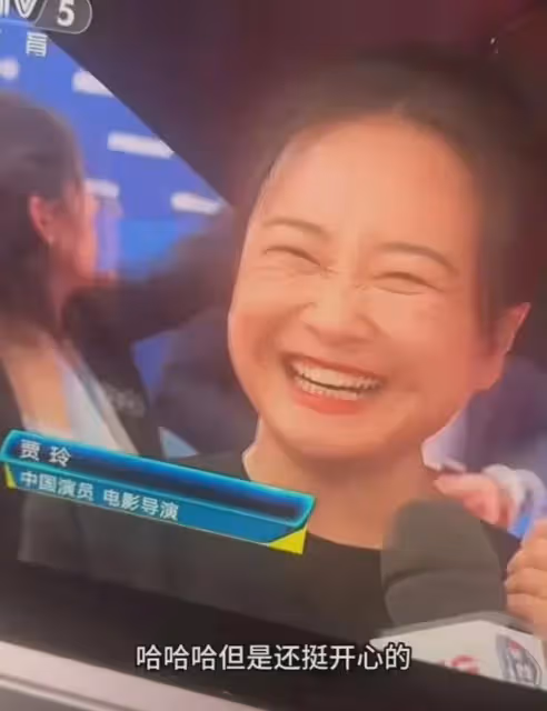 賈玲亮相巴黎奧運開幕式，寄語奧運健兒，足球名宿德羅巴為她撐傘