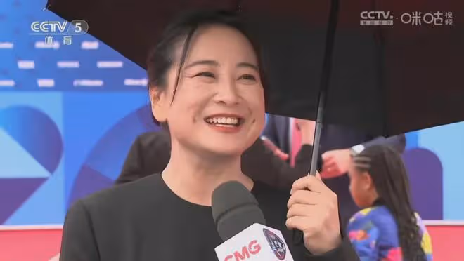 賈玲亮相巴黎奧運開幕式，寄語奧運健兒，足球名宿德羅巴為她撐傘