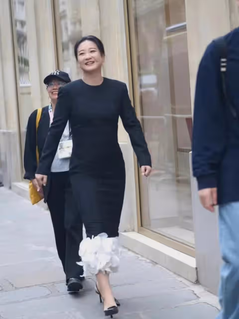 賈玲亮相巴黎奧運開幕式，寄語奧運健兒，足球名宿德羅巴為她撐傘