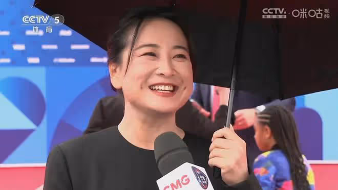 賈玲亮相巴黎奧運開幕式，寄語奧運健兒，足球名宿德羅巴為她撐傘