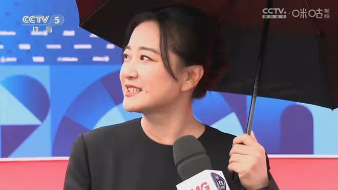 賈玲亮相巴黎奧運開幕式，寄語奧運健兒，足球名宿德羅巴為她撐傘