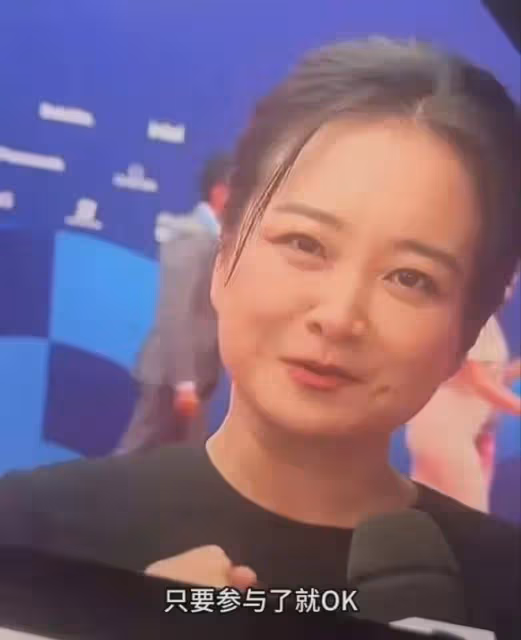 賈玲亮相巴黎奧運開幕式，寄語奧運健兒，足球名宿德羅巴為她撐傘