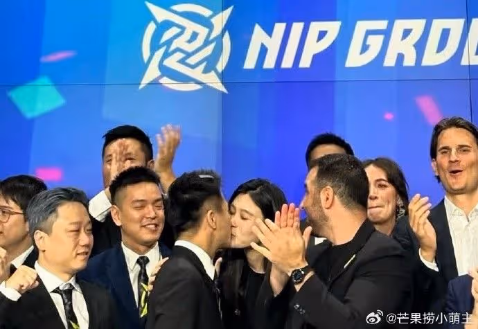 好犀利！賭王兒子何猷君率電競公司上巿成功創紀錄　熱吻奚夢瑤慶功