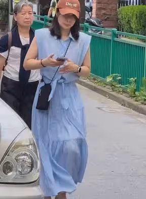 郭晶晶不請保姆,暑假讓67歲媽媽接送外孫,白髮樸素真不像豪門