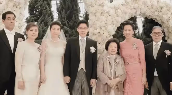 郭晶晶不請保姆,暑假讓67歲媽媽接送外孫,白髮樸素真不像豪門