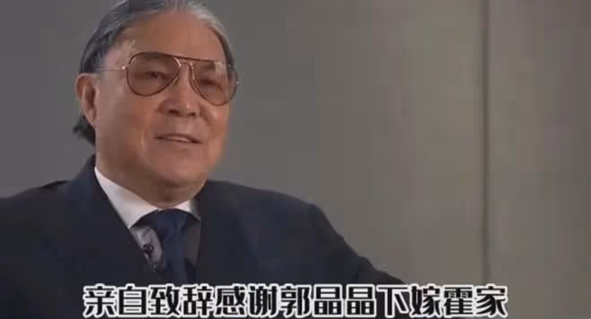 郭晶晶不請保姆,暑假讓67歲媽媽接送外孫,白髮樸素真不像豪門