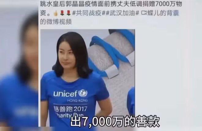 郭晶晶不請保姆,暑假讓67歲媽媽接送外孫,白髮樸素真不像豪門