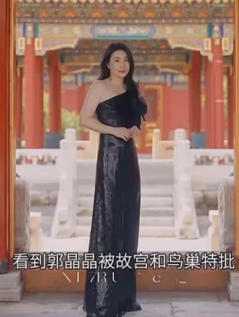 郭晶晶不請保姆,暑假讓67歲媽媽接送外孫,白髮樸素真不像豪門