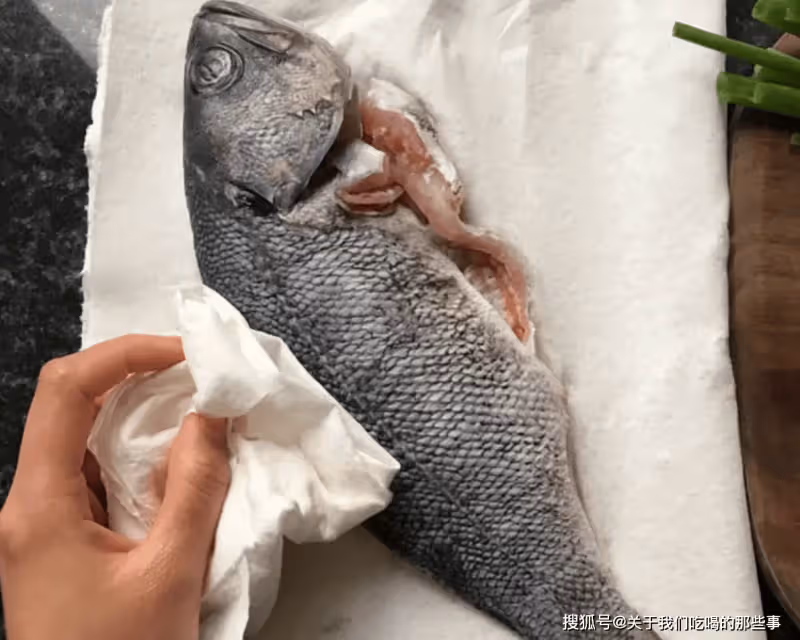 不管煎什麼魚,別直接下油鍋!牢記3個要點,魚不粘鍋不破皮