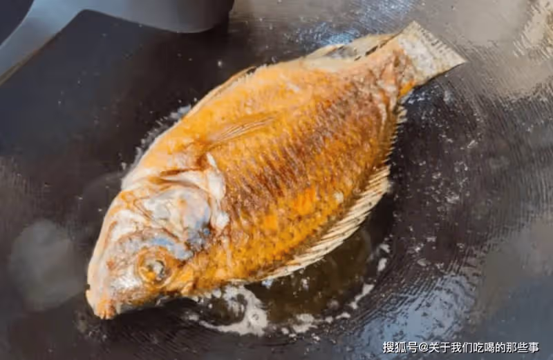 不管煎什麼魚,別直接下油鍋!牢記3個要點,魚不粘鍋不破皮