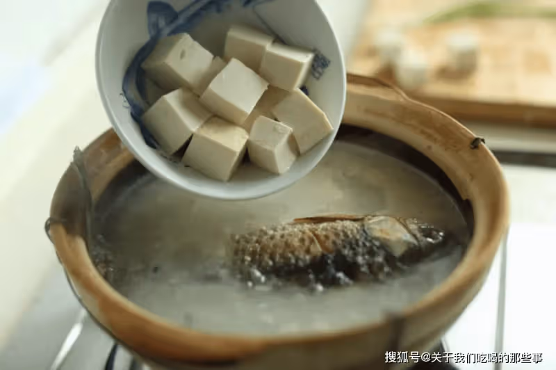 不管煎什麼魚,別直接下油鍋!牢記3個要點,魚不粘鍋不破皮