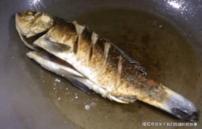 不管煎什麼魚,別直接下油鍋!牢記3個要點,魚不粘鍋不破皮