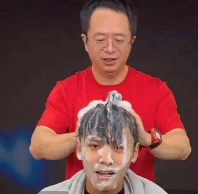 笑不活了！周鴻禕做客網紅小楊哥直播間，高情商花式整活現場洗頭