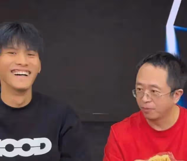笑不活了！周鴻禕做客網紅小楊哥直播間，高情商花式整活現場洗頭