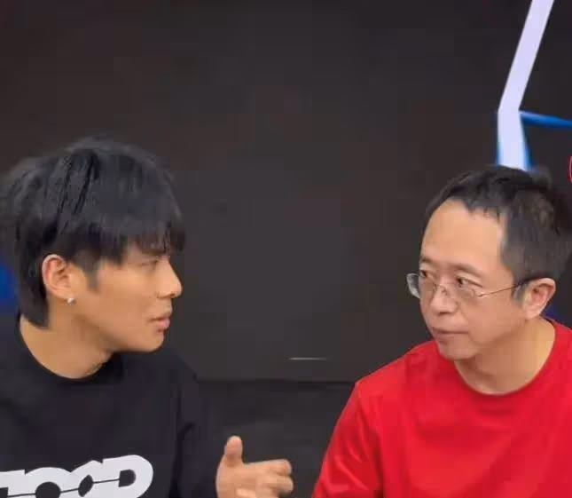 笑不活了！周鴻禕做客網紅小楊哥直播間，高情商花式整活現場洗頭