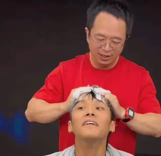 笑不活了！周鴻禕做客網紅小楊哥直播間，高情商花式整活現場洗頭