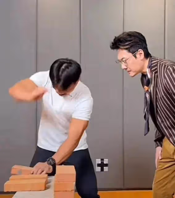 網紅嘴哥和馮紹峰同框！展示劈磚絕技差點兒翻車，沈沖高情商化解