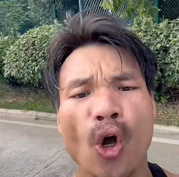 網紅嘴哥和馮紹峰同框！展示劈磚絕技差點兒翻車，沈沖高情商化解