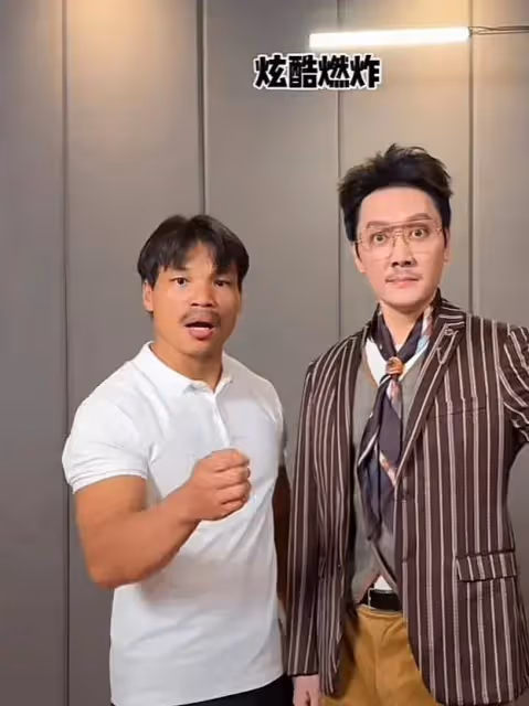 網紅嘴哥和馮紹峰同框！展示劈磚絕技差點兒翻車，沈沖高情商化解