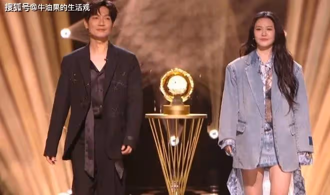 那英得歌王被罵上熱搜,歌手後台直播最尷尬的一幕出現了……